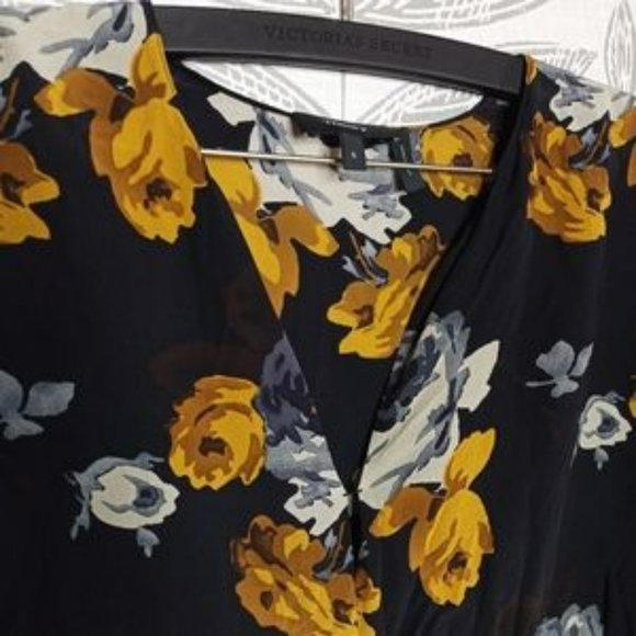 Theory Blouse Antazie Floral Roses 100% Silk Keyhole Front main image 4